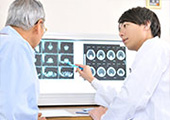 病院で診察を受ける